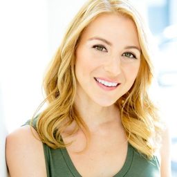 Erin Soto 飾演 Carrie