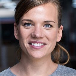 Anna Granath 飾演 Sekreterare