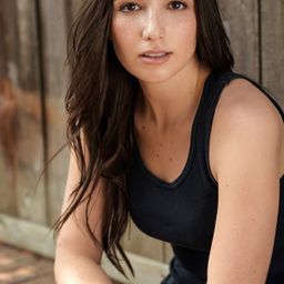 Olivia Steele-Falconer 飾演 Young Molly