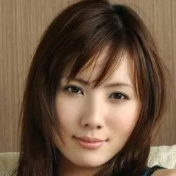 小室由裏  飾演 