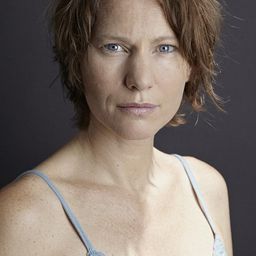 Lucy Tillett - 情約星期天演員 飾演Mujer Bosque