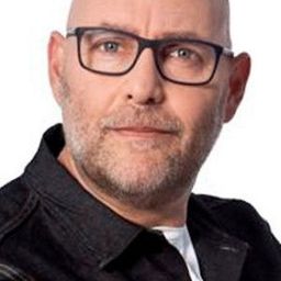 Zvika Hadar 飾演 Shimi