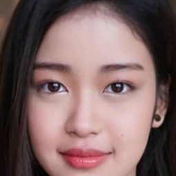 Pornsroung Rouyruen 飾演 Daughter