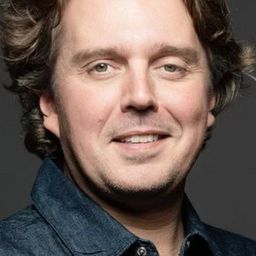 Alex Vizorek 飾演 DRH / Conseiller Pôle Emploi