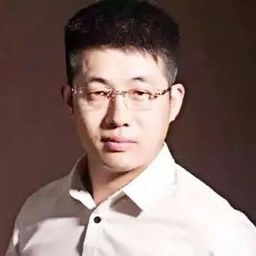 Jingbo Guo 飾演 