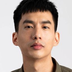 李慕恩 飾演 Director Assistant