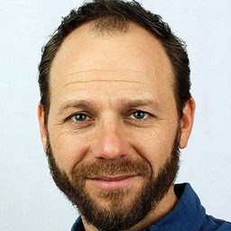 Jesse Bond 飾演 Blues