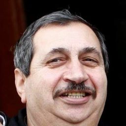 Jan Fares 飾演 Mike's Father