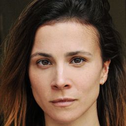 Aylin Tezel 飾演 Fatime