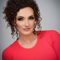 Tanya Price 飾演 Boss