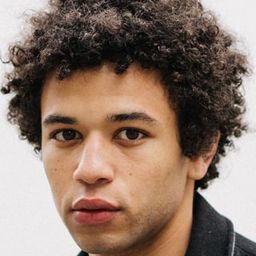 Calvin Demba 飾演 Nathan