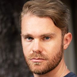 Calum Gittins - 皇上無話兒演員 飾演Laurie Logue