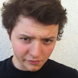 Léon Plazol 飾演 Milenial 3