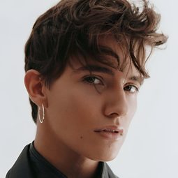 諾亞·厄瑞亞 飾演 Bailey