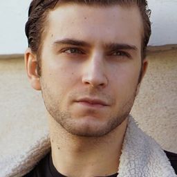 Léo Legrand 飾演 Benjamin