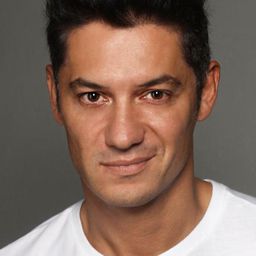 歐肯·查巴拉 飾演 Metin