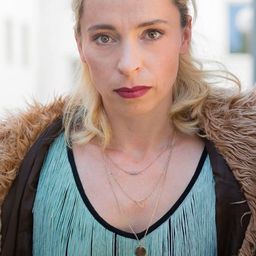 Katharina Behrens 飾演 Birte