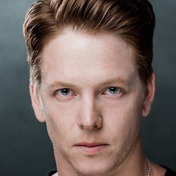 Kraig Dane 飾演 Karl Gibbs