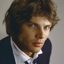 Hiram Keller 飾演 Ascilto