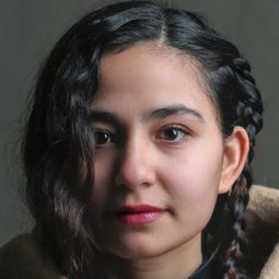 Hasiba Ebrahimi 飾演 Ayesha