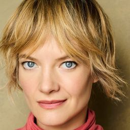 Kristin Slaysman - 史蒂芬老師演員 飾演Head Female Judge