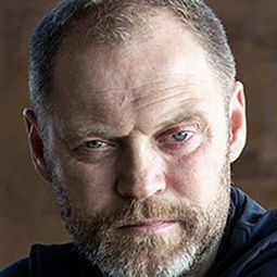 Jacob Ulrik Lohmann 飾演 Elias