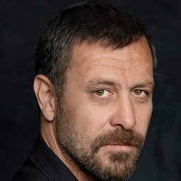 Nejat İşler 飾演 Sadık