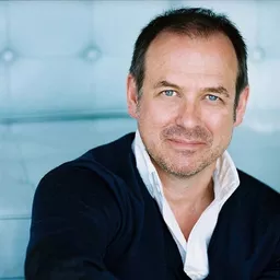 伊恩·詹姆斯·科利特 飾演 Hobie / Palace Guard (voice)