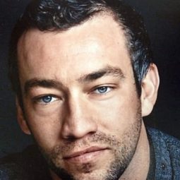 Aaron Jackson 飾演 Ship Captain