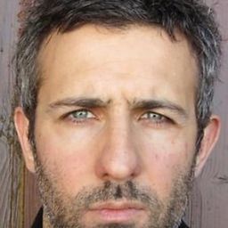 Loïc Varraut 飾演 Esther's Father