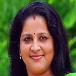 Sminu Sijo 飾演 Maniyan's Wife