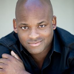 Doron Bell 飾演 Agent Black