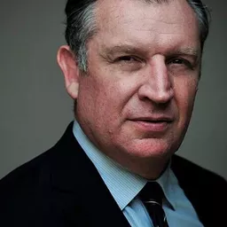 史考特·亞歷山大·揚 - 非常盜 3演員 飾演Senior Board Member