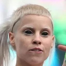 Yolandi Visser 飾演 Yo-Landi