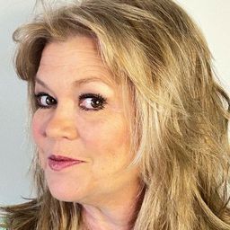 Shelby Janes 飾演 Deputy Talley