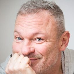 Klaus Nierhoff 飾演 Richter