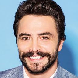 Ahmet Kural 飾演 Fikret