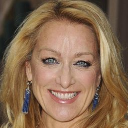 Patricia Wettig 飾演 Mom
