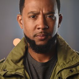 Chris Greene 飾演 Officer Suggs