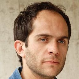 Babak Hamidian 飾演 Arash