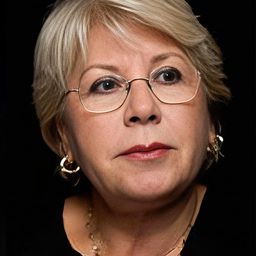 澤仁·蘇美 飾演 Şengül Teyze