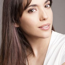 Rebecca Cobos 飾演 Michelle