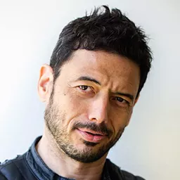 Pascal Petardi 飾演 Pavel