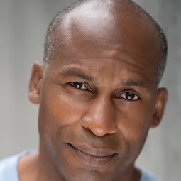 瑞斯·亞歷山大 飾演 Agent Botwin