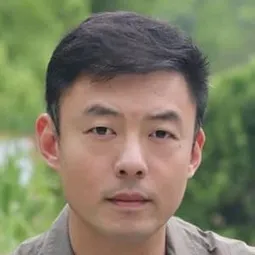 張凱 飾演 Hong Qi