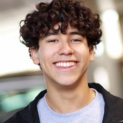 Noen Perez 飾演 Nicolas Robles