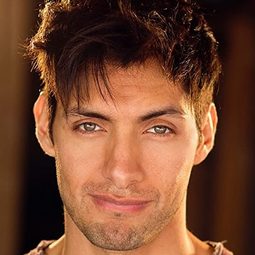 Jeff Torres - 醉餓遊戲演員 飾演Tónto