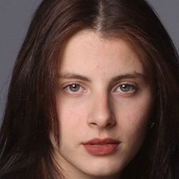 曼努艾拉梅南德茲 飾演 Laura