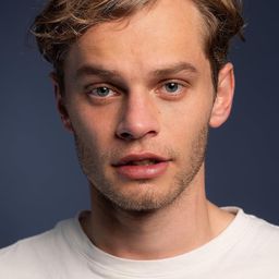 Aidan Scott 飾演 Young Man