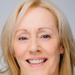 Ger Ryan - 夜刑者演員 飾演Mother Superior